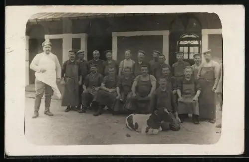 Foto-AK Gruppenaufnahme Fleischer und Gesellen mit Kalb