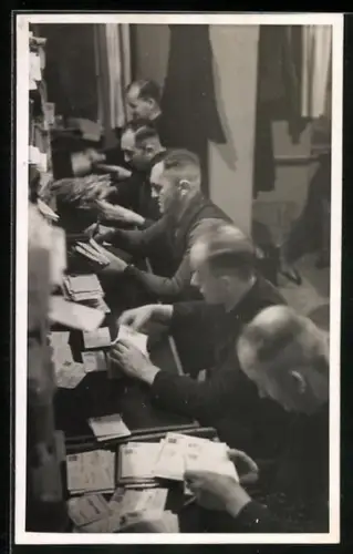 Foto-AK Arbeiter im Postamt