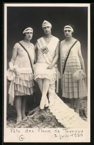 AK Fête des Fleurs de Tournus 1929, Schönheitsköniginnen