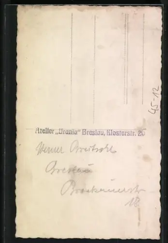 Foto-AK Kind in Winterkleidung auf einem Schlitten