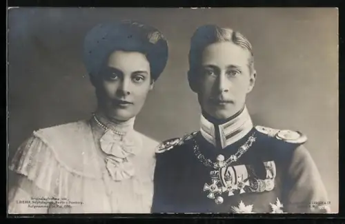 AK Kronprinzessin Cecilie und Kronprinz Wilhelm mit Orden