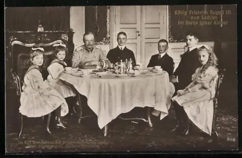 AK Königliche Familie am Tisch, König Friedrich August III. von Sachsen