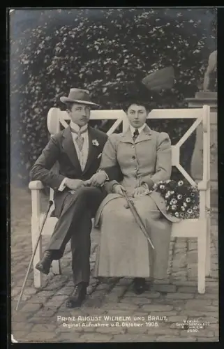 AK Prinz und Prinzessin August Wilhelm von Preussen sitzen in Sonntagskleidung auf einer Bank