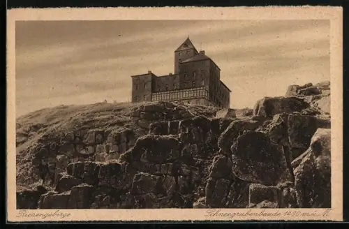 AK Schneegruben-Baude, Riesengebirge, Blick die Felswand hinauf zum Berghotel