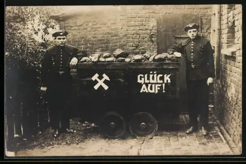 Foto-AK Bergarbeiter in Uniformen mit Güterlore