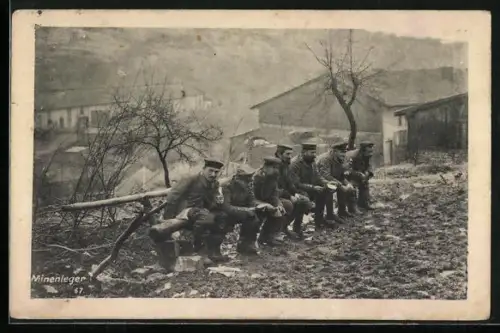 AK Minenleger, Soldaten nutzen einen Graben als Toilette