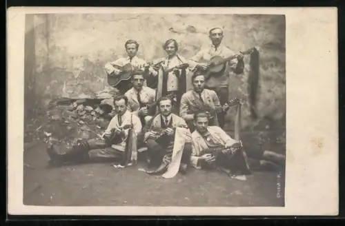 Foto-AK Wandervögel mit Instrumenten vor einer Hauswand, Gruppenbild