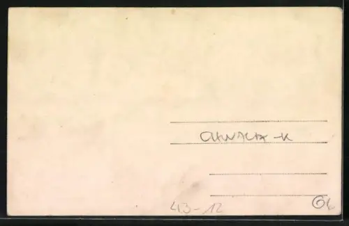 Foto-AK Wandervögel mit Instrumenten vor einer Hauswand, Gruppenbild