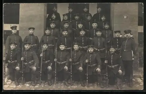 Foto-AK Uniformierte Soldaten der Infanterie mit Gewehren, Gruppenbild