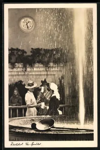 AK Karlbad, Frauen trinken Wasser am Sprudel