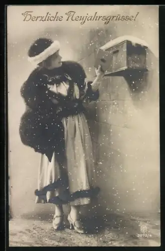 AK Frau wirft einen Brief in den Postkasten, Neujahrsgruss