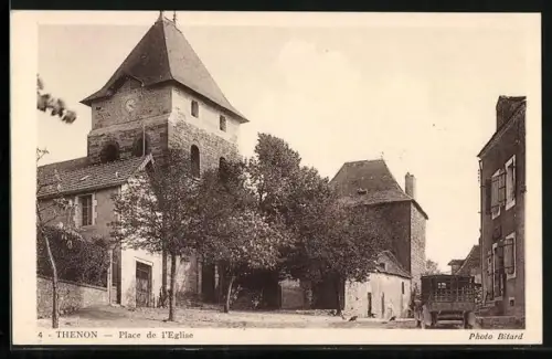 AK Thenon, Place de l`Église avec vue sur le clocher et bâtiments environnants