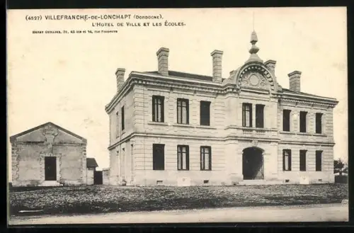 AK Villefranche-de-Lonchapt, Dordogne, L`Hôtel de Ville et les Écoles