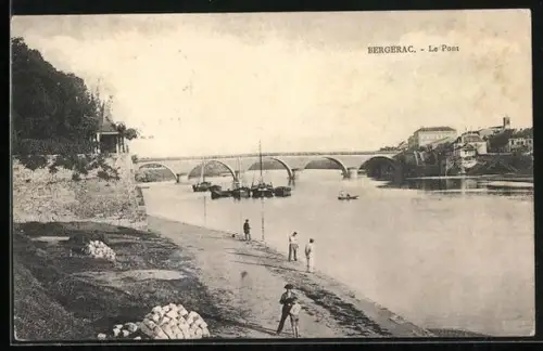 AK Bergerac, Le Pont et la rivière avec des promeneurs sur la berge