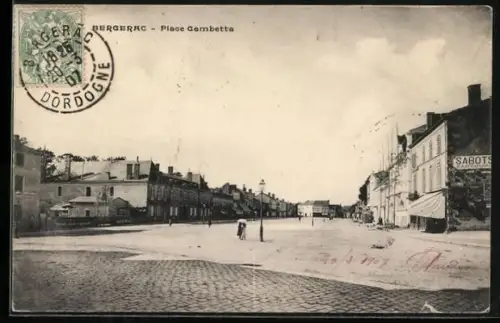 AK Bergerac, Place Gambetta avec vue sur les bâtiments et rues environnantes
