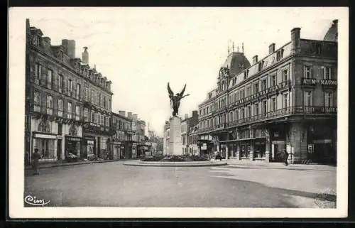 AK Bergerac /Dordogne, Place Bellegarde avec le monument central et les bâtiments environnants