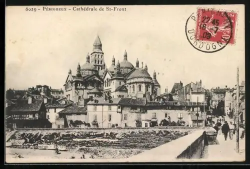 AK Périgueux, Cathédrale de St-Front et vue de la ville animée
