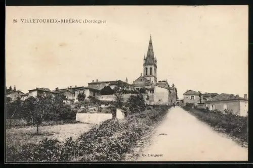 AK Villetoureix-Ribérac, Vue du village avec l`église en arrière-plan