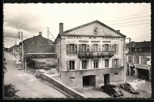AK Villamblard /Dordogne, Hôtel du Périgord et voitures devant la rue principale