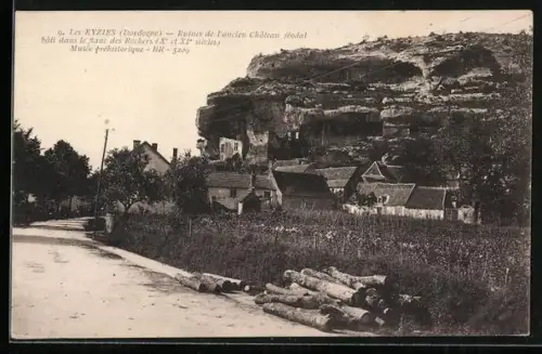 AK Les Eyzies /Dordogne, Ruines de l`ancien Château féodal dans la falaise des Roches, IXe-XVe siècle