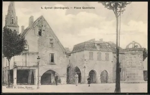 AK Eymet /Dordogne, Place Gambetta avec ses bâtiments historiques et passants