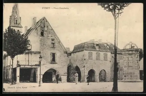 AK Eymet, Place Gambetta avec bâtiments historiques et clocher en arrière-plan