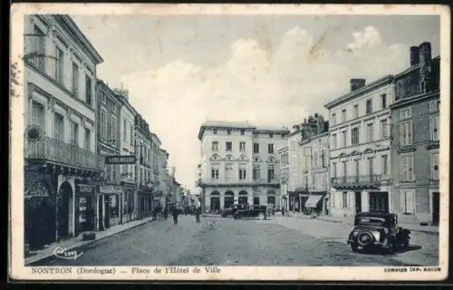 AK Nontron /Dordogne, Place de l`Hôtel de Ville