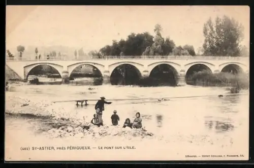 AK St-Astier /Périgueux, Le pont sur l`Isle avec des gens au bord de l`eau