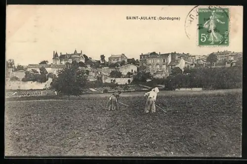 AK Saint-Aulaye /Dordogne, Paysans travaillant dans les champs devant le village