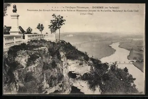 AK Domme, Panorama des Grands Rochers et Monument Jacques de Maleville