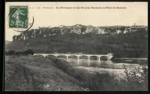 AK Domme, La Dordogne et les Grands Rochers au Pont de Domme