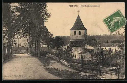 AK Ribérac, Vieille Église romane et chemin bordé d`arbres