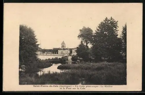 AK Saint-Pierre-de-Cole /Dordogne, Un coin pittoresque: La Rivière et le Pont sur la Cole