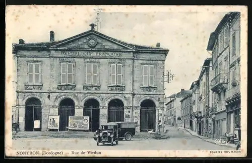 AK Nontron /Dordogne, Rue de Verdun avec voiture ancienne devant le bâtiment historique