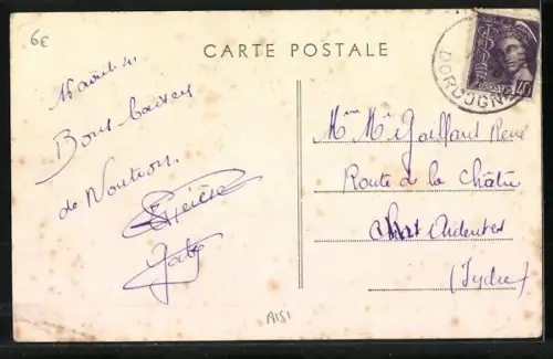 AK Nontron /Dordogne, Rue de Verdun avec voiture ancienne devant le bâtiment historique