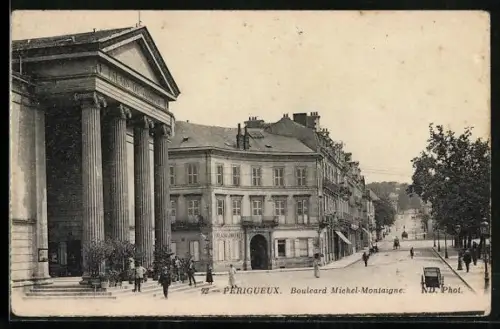 AK Périgueux, Boulevard Michel-Montaigne avec bâtiments et colonne monumentale