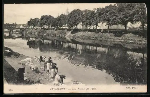 AK Périgueux, Les Bords de l`Isle avec des lavandières