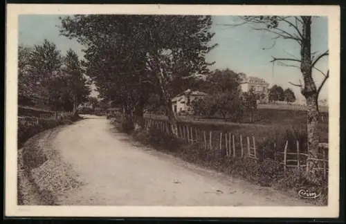 AK Les Marottes /St-Saud, Route bordée d`arbres menant à une maison de campagne