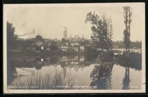 AK Périgueux, Les bords de l`Isle avec vue sur la ville et le pont