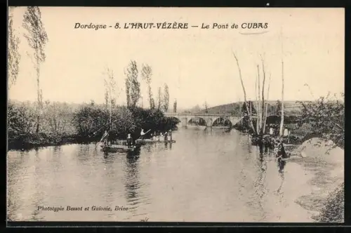 AK L`Haut-Vézère, Le Pont de Cubas sur la rivière avec barques et paysage bucolique