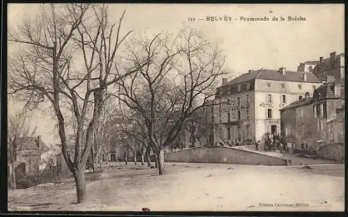 AK Belvès, Promenade de la Brèche avec arbres et bâtiments adjacents