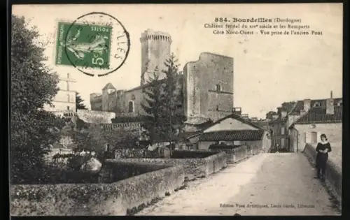 AK Bourdeilles /Dordogne, Château féodal du XIVe siècle et remparts, côté nord-ouest, vue de l`ancien pont