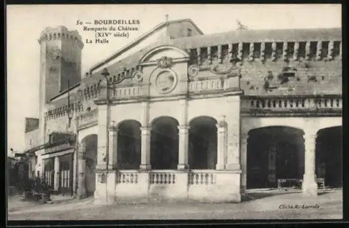 AK Bourdeilles, Remparts du Château, XIVe siècle, et La Halle