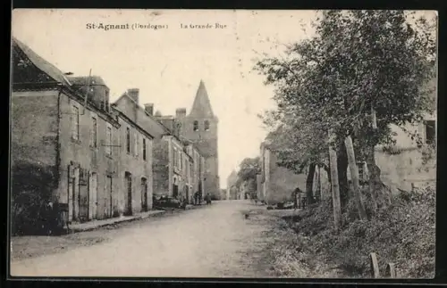 AK St-Agnant /Dordogne, La Grande-Rue avec l`église au fond