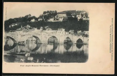AK Terrasson /Dordogne, Pont Anglo-Romain et vue sur la rivière et les collines environnantes