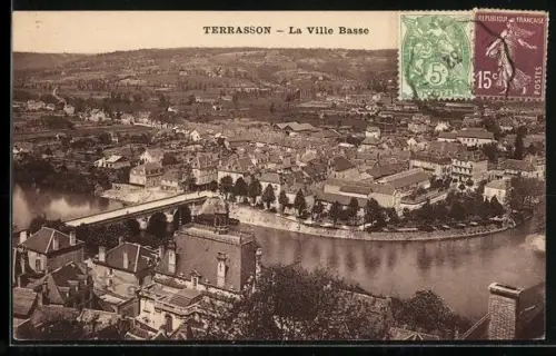 AK Terrasson, La Ville Basse et vue sur la rivière entourée de collines