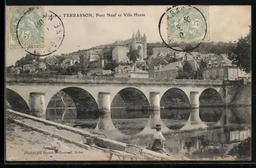 AK Terrasson, Pont Neuf et Ville Haute avec vue sur la rivière et les collines