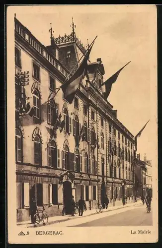 AK Bergerac, La Mairie ornée de drapeaux avec passants et cyclistes sur la rue