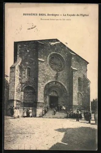 AK Bussières-Badil /Dordogne, La Facade de l`Église, monument historique du XIVe siècle