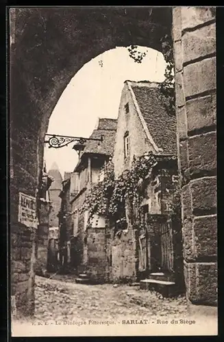 AK Sarlat, Rue du Siège pittoresque avec maisons en pierre et arc en plein cintre